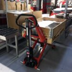 Langer Scherenhubwagen in der Fabrik