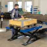 U-förmiger Hubtisch am Arbeitsplatz