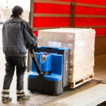 Elektrohubwagen SKP2000L bei LKW-Beladung