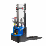 Deichselstapler 1200 kg mit gesenkten Gabeln