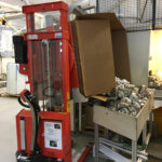 Rotator entleert Pappbox